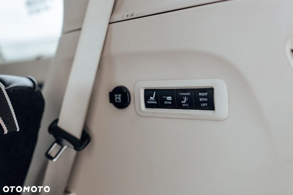 Chrysler Pacifica - 32