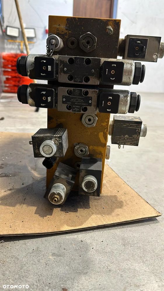 Rozdzielacz Hydrauliczny DXP24969-10 P Sterowany Elektrycznie 24V Zamiatarka Johnston