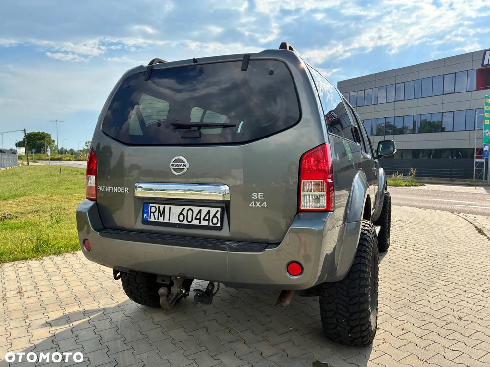 Nissan Pathfinder 2.5 dCi SE - 11
