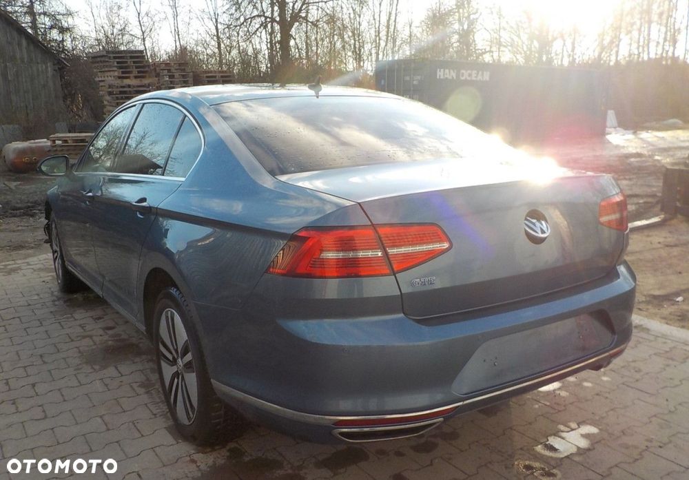 Volkswagen Passat - 12