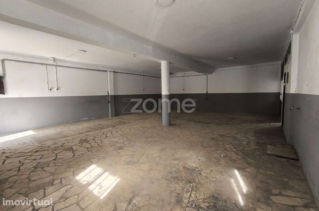 Garagem / Armazém com 85m2, p/ 6 carros, arrecadação e WC no Arneir... - Grande imagem: 2/5