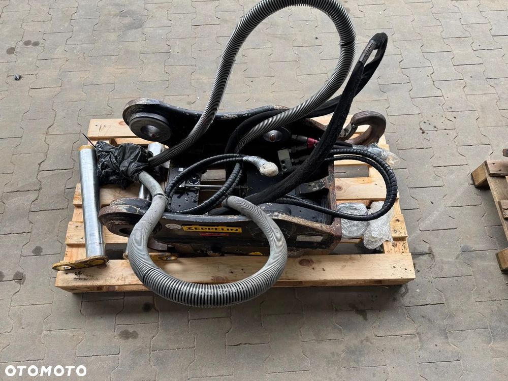 Szybkozłącze Hydraulicze OilQuick Q65 + 2  łyżki i widły - 3