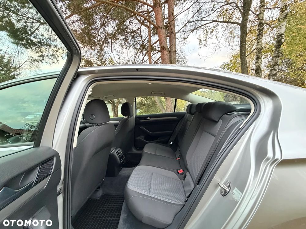 Volkswagen Passat 1.6 TDI BMT Comfortline - 23