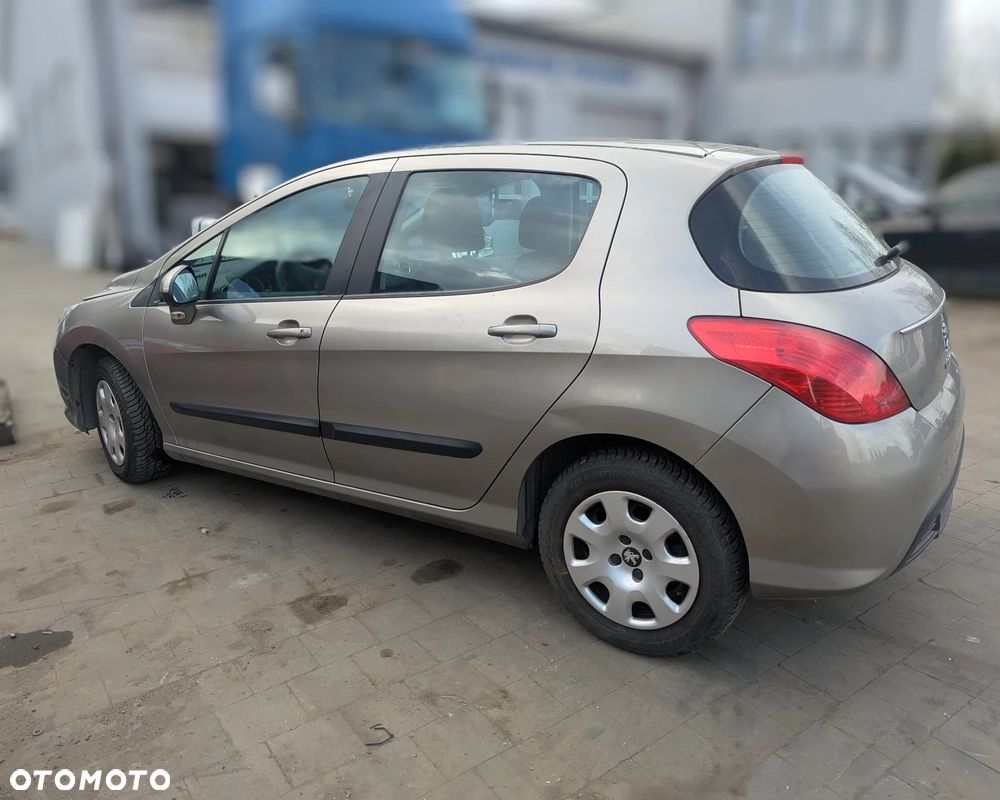 Peugeot 308 2011 1.2 benzyna - Oferuję Peugeot 308 z 2011 roku z silnikiem 1.2 benzyna. Pojazd przeznaczony wyłącznie na części.  Samochód nie jest oferowany jako pojazd do jazdy ani do rejestracji. Sprzedaż dotyczy poszczególnych części i podzespołów.  Silnik uszkodzony. Auto kompletne – wiele elementów w dobrym stanie.  Dane podstawowe pojazdu Marka: Peugeot Model: 308 Rok produkcji: 2011 Silnik: 1.2 benzyna Skrzynia biegów: manualna Nadwozie: hatchback Kolor: czarny Dostępne części (przykładowo): elementy karoserii (drzwi, maska, zderzak) reflektory i lampy skrzynia biegów zawieszenie wnętrze moduły i elektronika układ hamulcowy inne części – zapytaj o dostępność Informacje dodatkowe Sprzedaż części pojedynczych Silnik uszkodzony Cena zależna od wybranej części Możliwa wysyłka lub odbiór osobisty Kontakt przez wiadomość lub telefonauto na części - 6