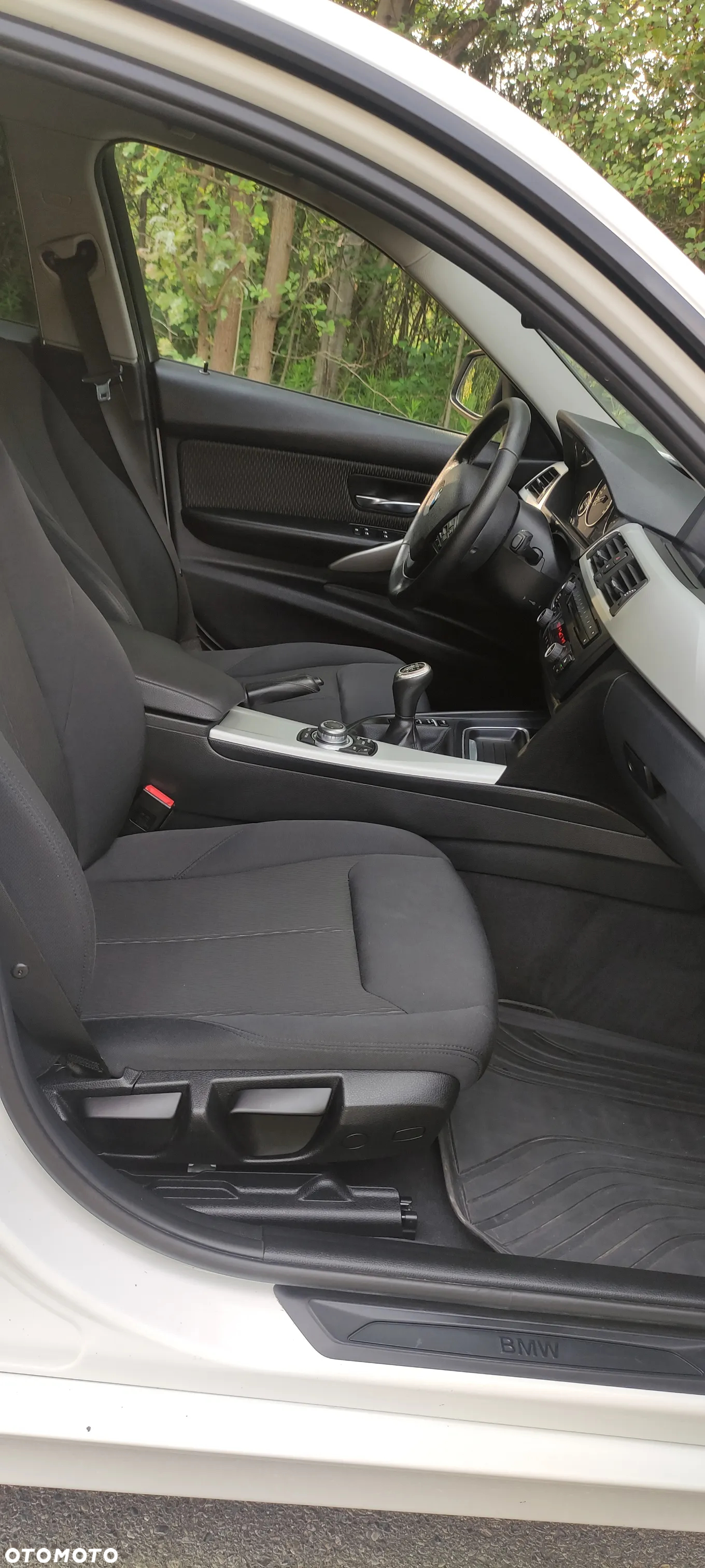 BMW Seria 3 318d Touring - 10