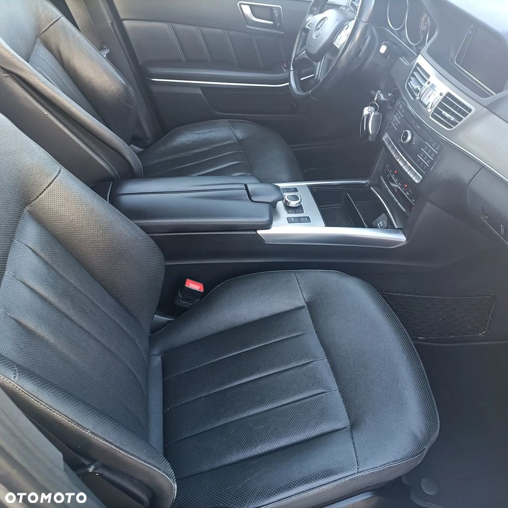 Mercedes-Benz Klasa E 300 T BlueTEC 7G-TRONIC - 32