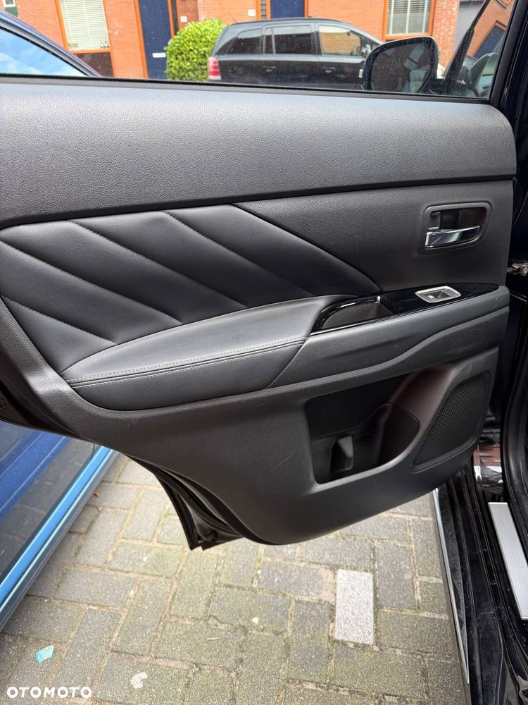 Mitsubishi Outlander Instyle NAVI + - 11