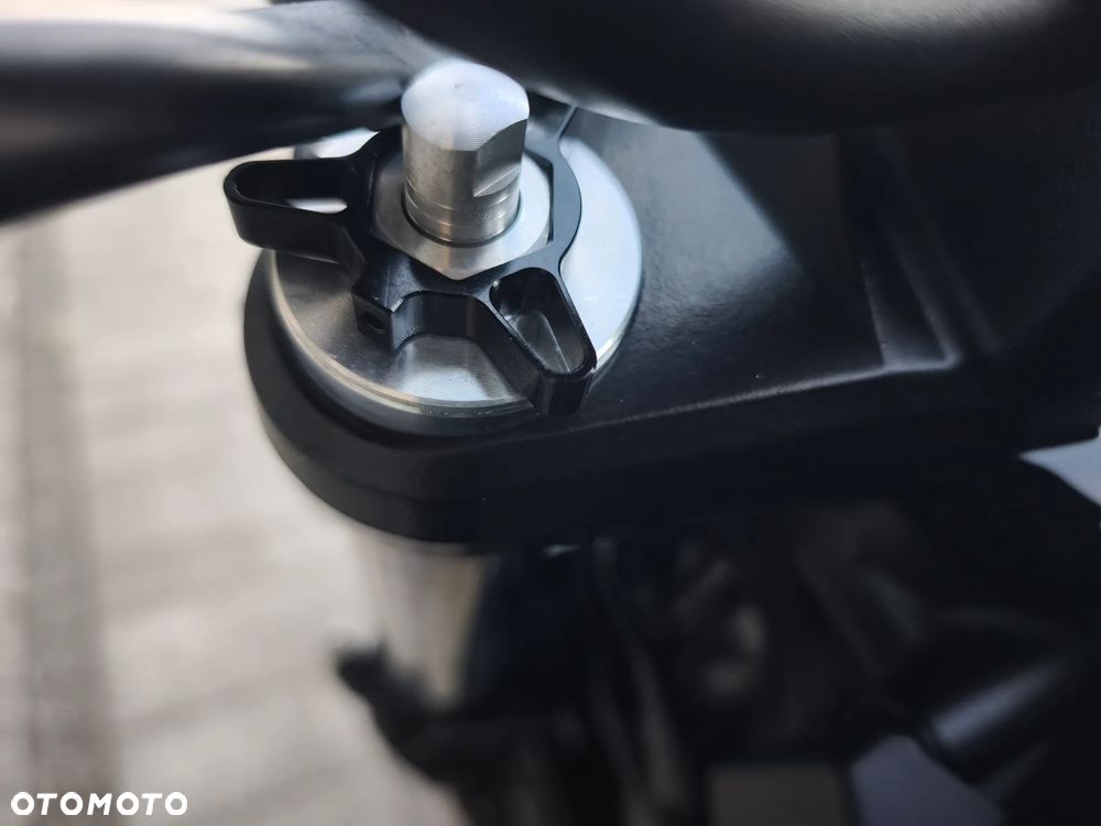 Suzuki GSR - 15