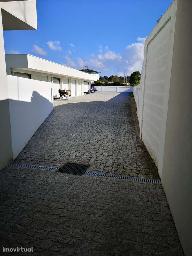 Garagem, Ovar, São João, Arada e São Vicente de Pereira Jusã, Rua Gomes Freire - Grande imagem: 3/4