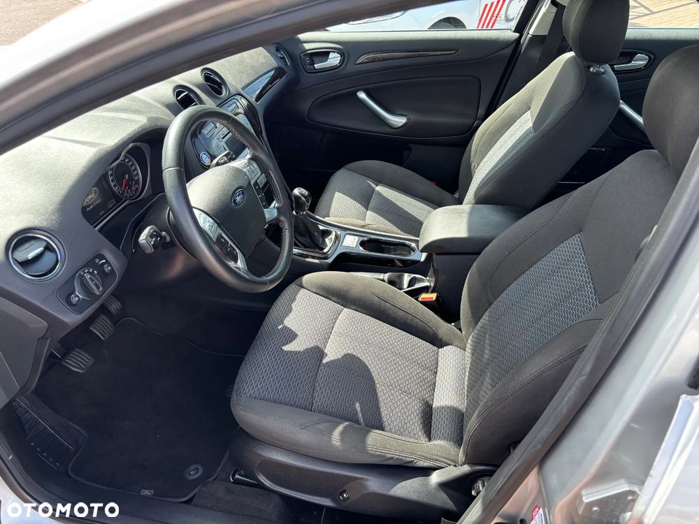 Ford Mondeo 2.0 Ghia - 10