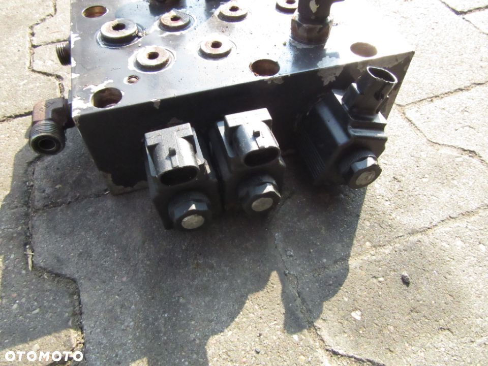 Blok zaworowy płyta rozdzielacz cewka Case McCormick XTX145 XTX165 XTX185 XTX200 XTX215 - 2