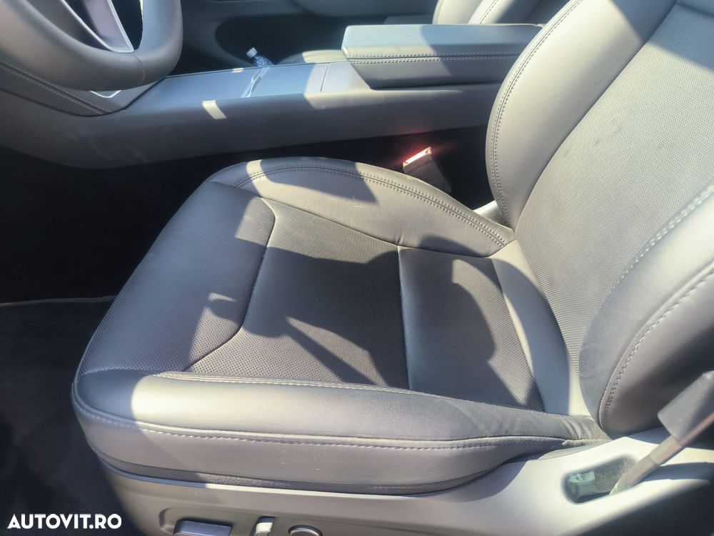 Tesla Model Y - 8