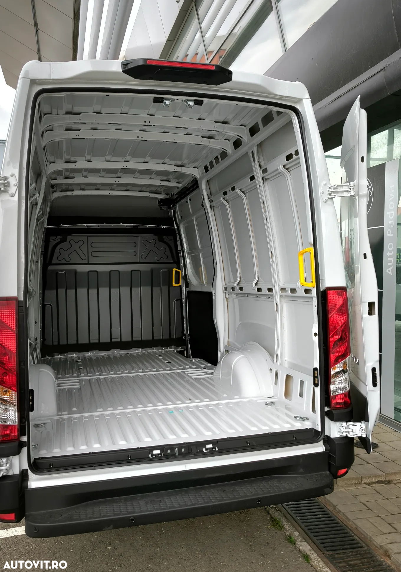 Iveco 35S14V-12mc - 8