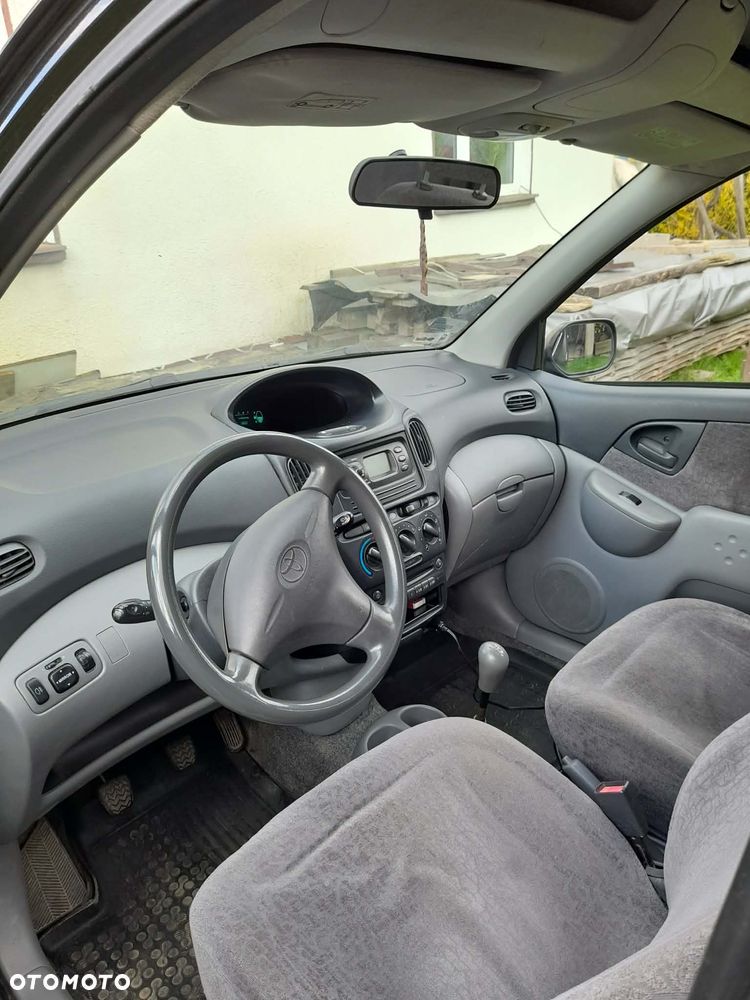 Toyota Yaris Verso 1.3 - 3