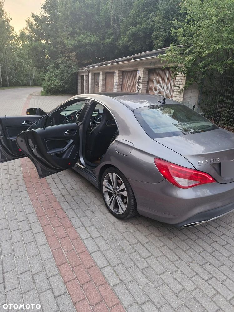 Mercedes-Benz CLA 250 4Matic 7G-DCT UrbanStyle Edition - 3