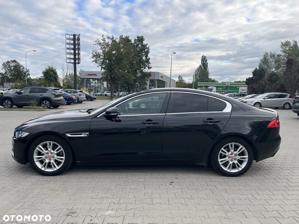 Jaguar XE 2.0 D Prestige - 4