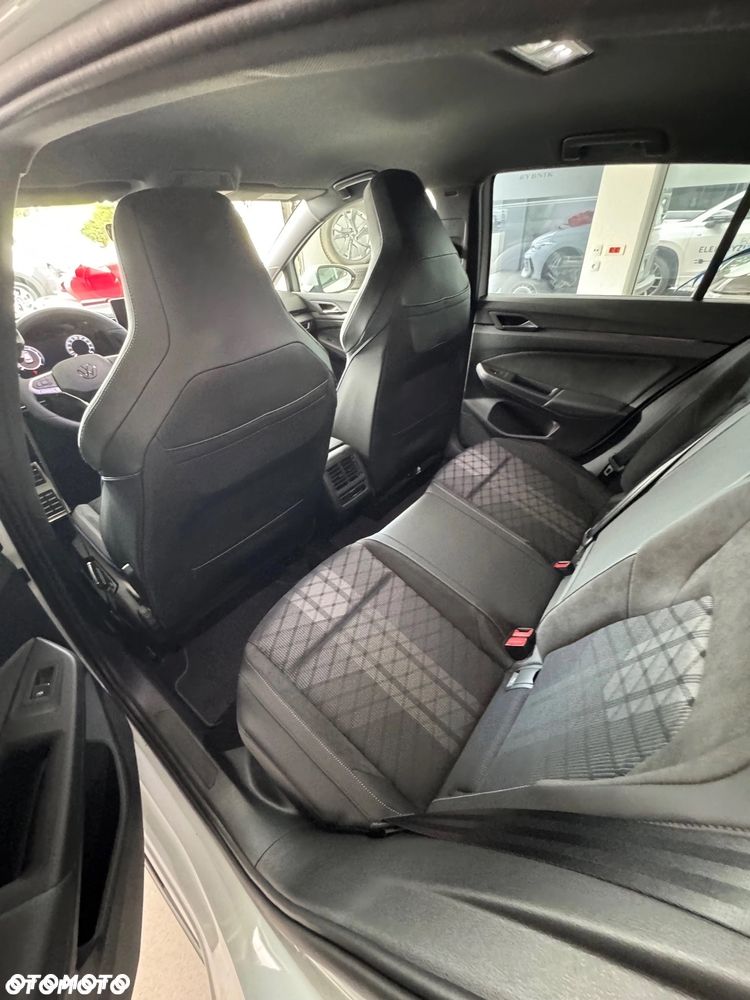 Volkswagen Golf - 8