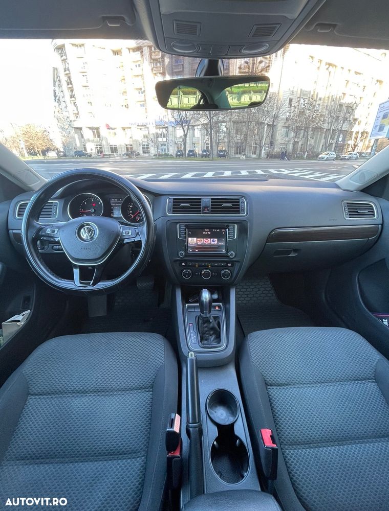 Volkswagen Jetta 2.0 TDI DSG Comfortline - 3