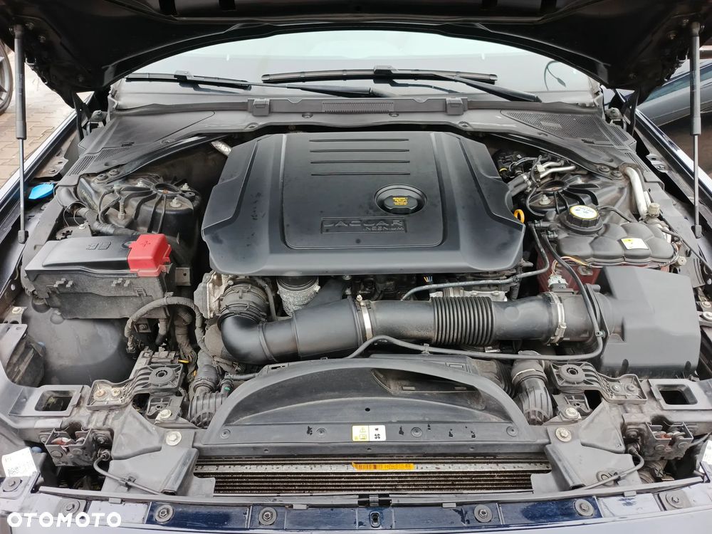 Jaguar XE 2.0 D Portfolio - 26