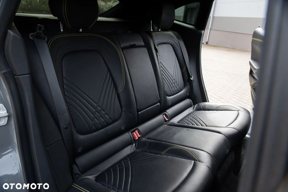 Aston Martin DBX - 24