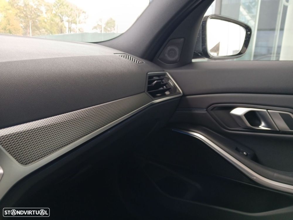 BMW 330 e Pack Desportivo M Auto - 15