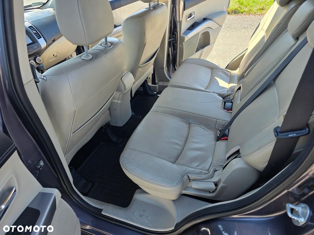 Mitsubishi Outlander - 14
