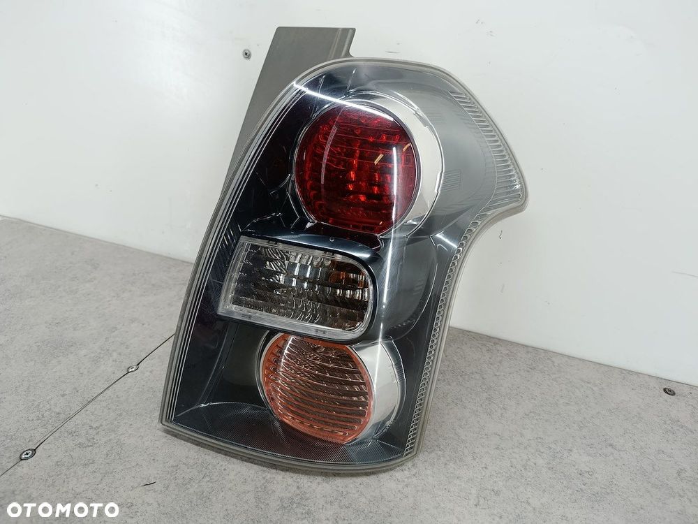 LAMPA TYLNA PRAWA TOYOTA COROLLA VERSO II 81550-0F080 - 1