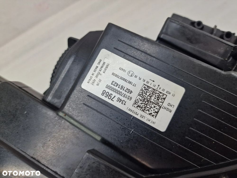 OPEL CROSSLAND X 17- PRAWA LAMPA PRZEDNIA PRZÓD ZWYKŁA + LED , NR 13467968 , NR AUKCJI LPP16 - 11