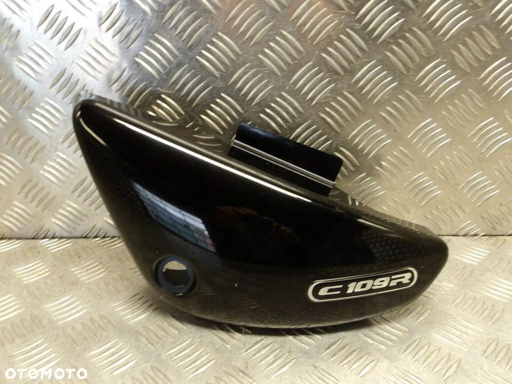Boczek osłona boczna lewa SUZUKI VLR 1800 C109R BOULEVARD/INTRUDER 08-13r   PN. 47210-22H00-YAY - 1