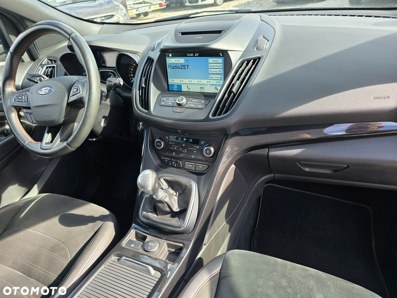 Ford Kuga 1.5 EcoBoost 2x4 ST-Line - 4