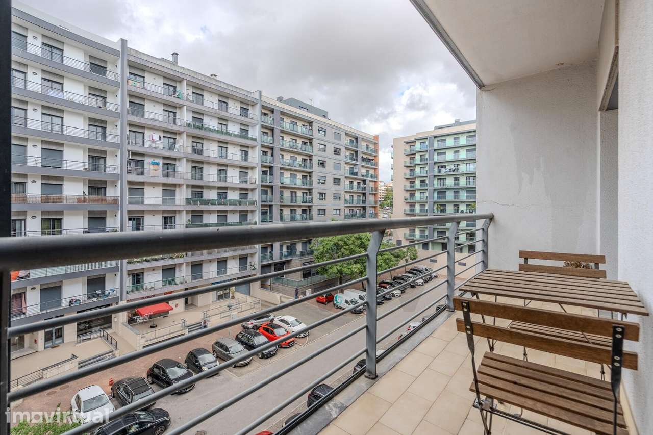 Apartamento T2 com varanda e 2 lugares de parqueamento nas Colinas do - Grande imagem: 3/37
