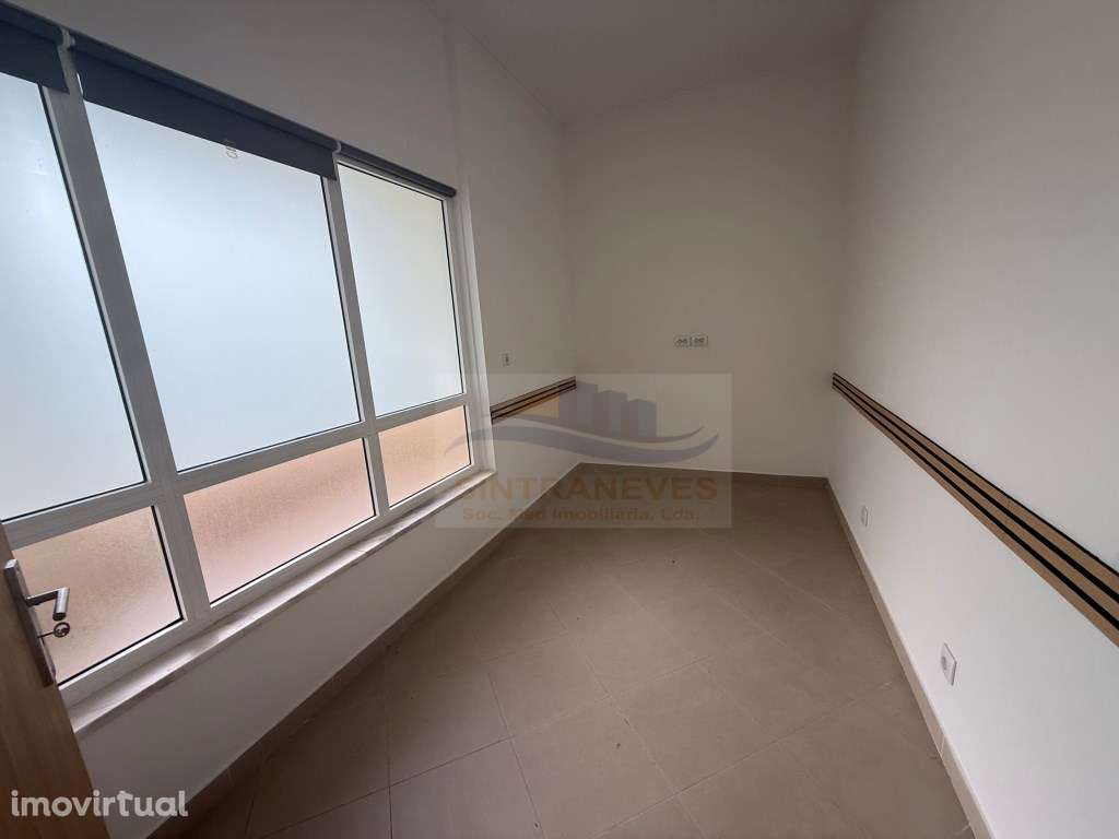 Loja à Venda - 80 m² | Amadora | 4 Box | Arrecadação - Grande imagem: 2/13