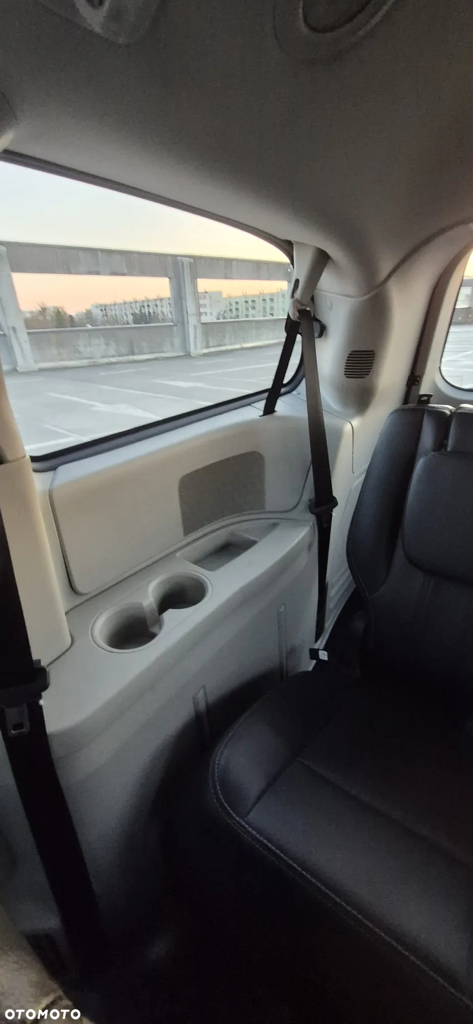 Chrysler Town & Country - 29