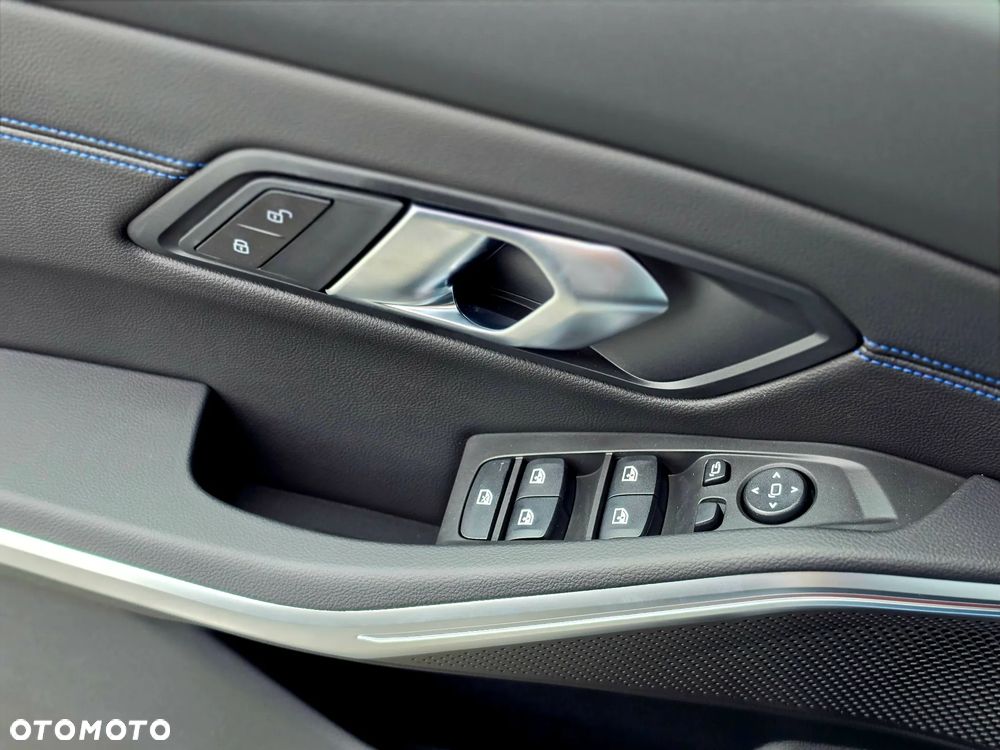 BMW Seria 3 330i xDrive M Sport sport - 25