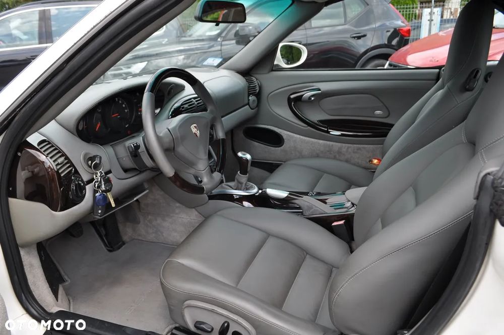 Porsche 911 Carrera - 19