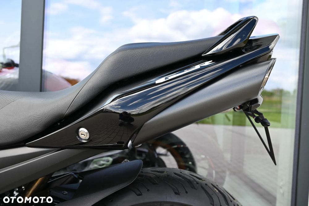 Suzuki GSR - 26
