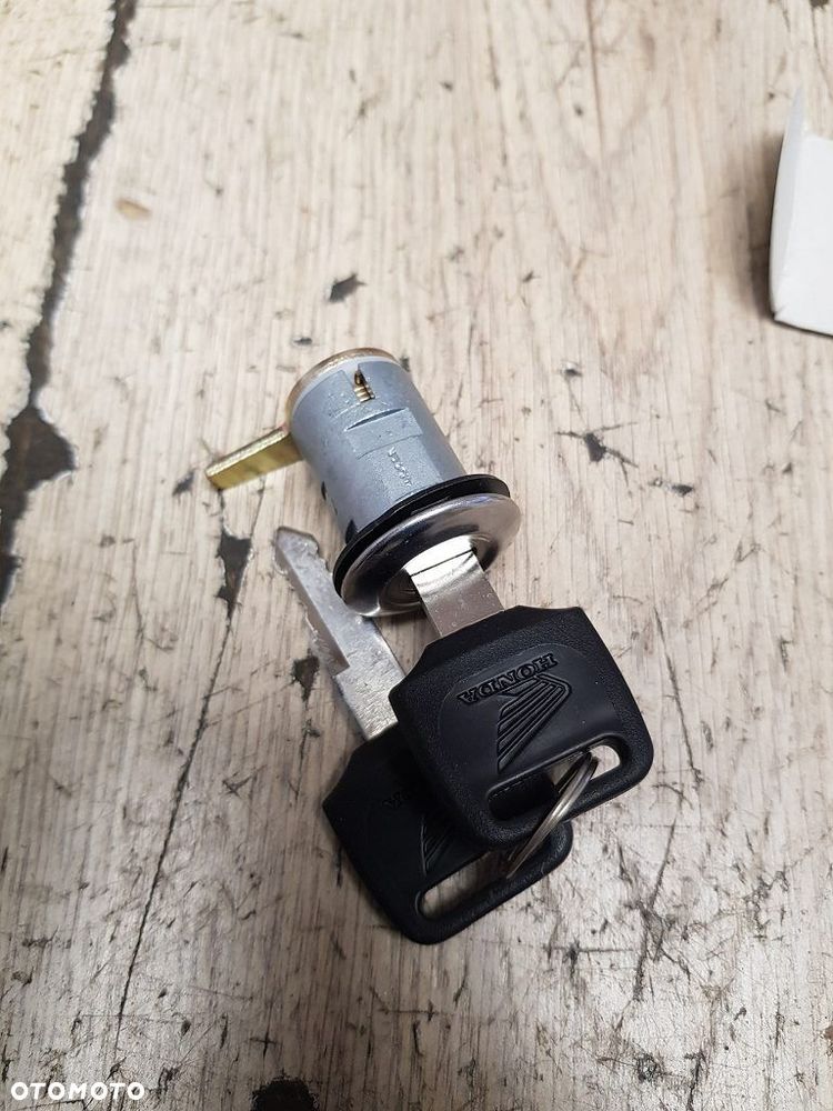 Zamek siedzenia klucz Honda CB550SC CBR900RR VF1000F 77225-ME4-003 - 4