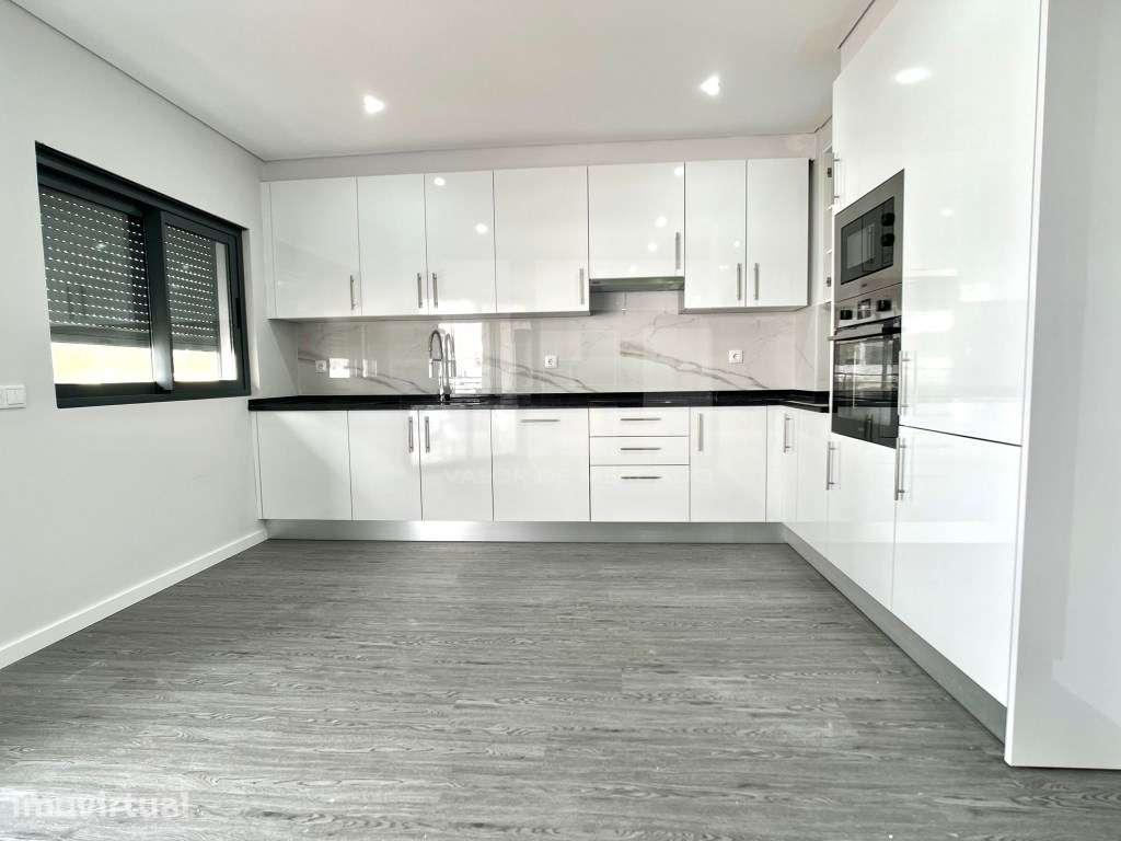 APARTAMENTO T4 COM PISCINA, GARAGEM E ARRECADAÇÃO - OLHÃO - FARO - Grande imagem: 2/9
