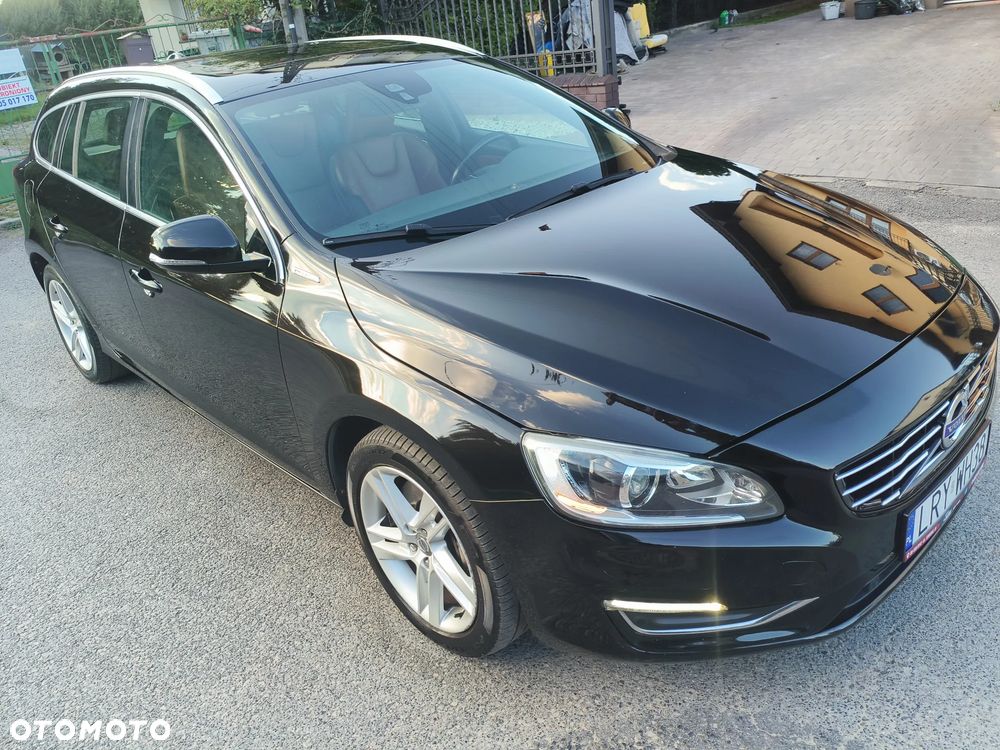 Volvo V60 D6 AWD Plug-in Hybrid R-Design Momentum - 36