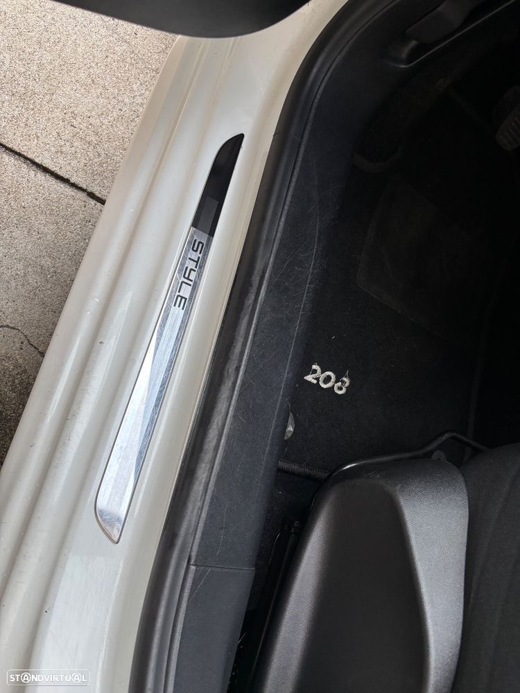 Peugeot 208 1.2 PureTech Style - 28