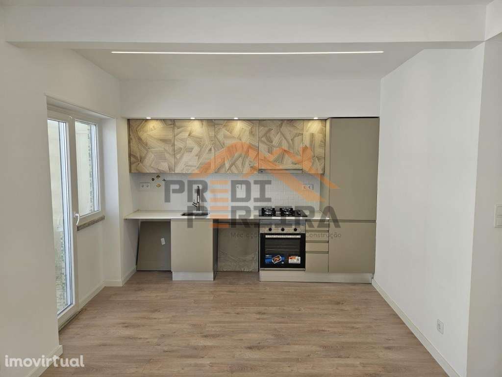 Situado na Amadora/Venteira, T2+1 totalmente remodelado. - Grande imagem: 4/28