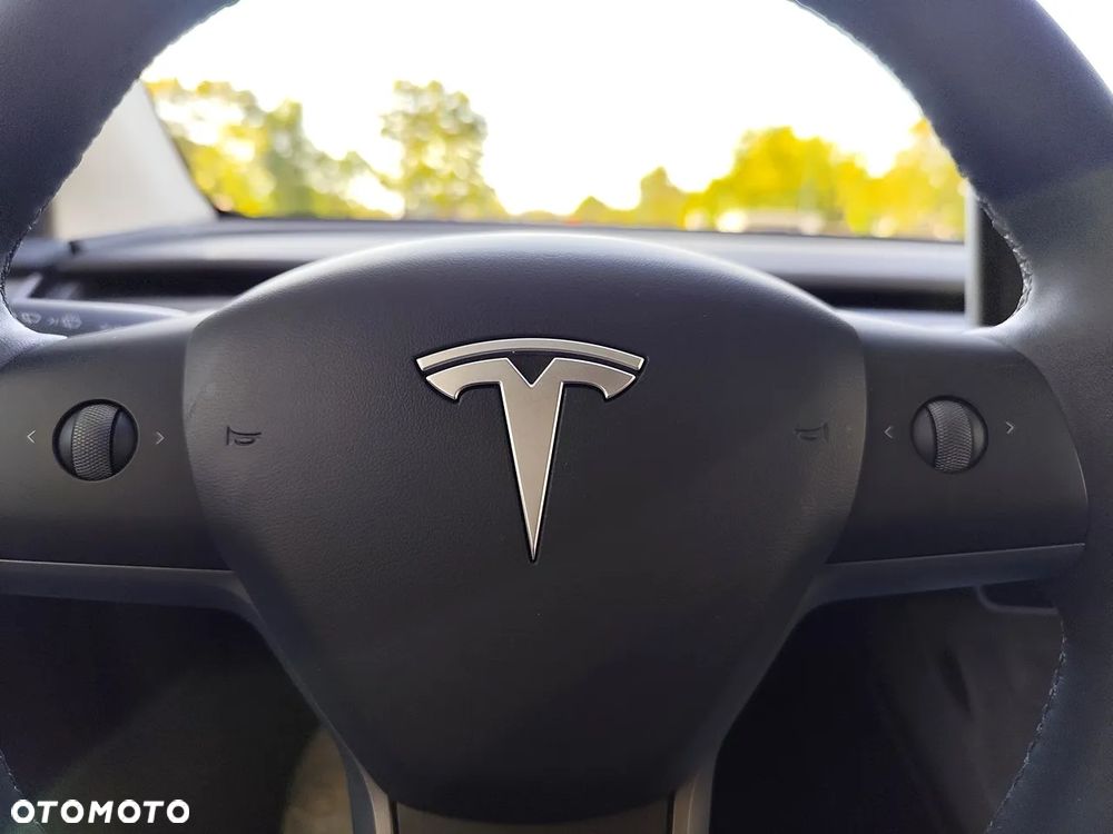 Tesla Y - 16