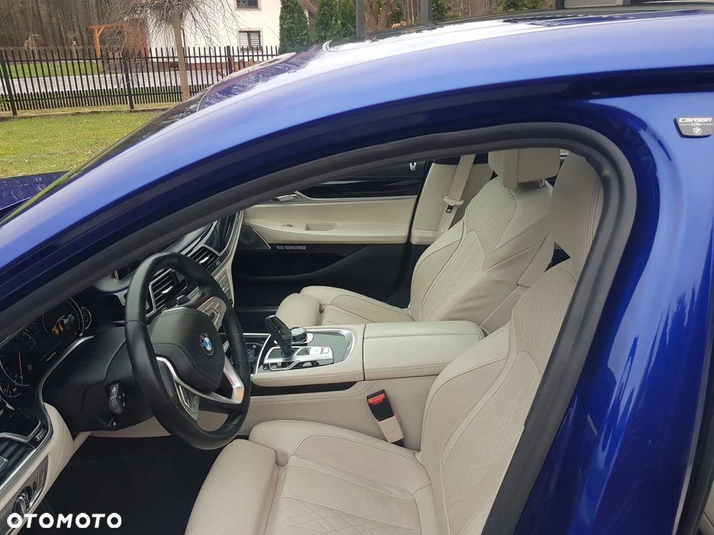 BMW Seria 7 750i - 8