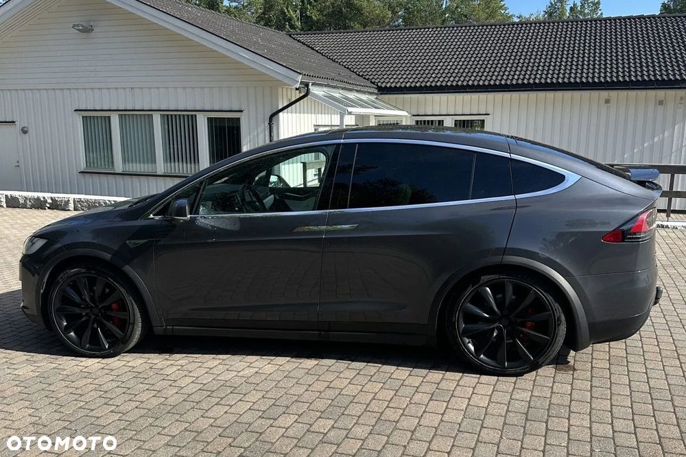 Tesla Model X - 9