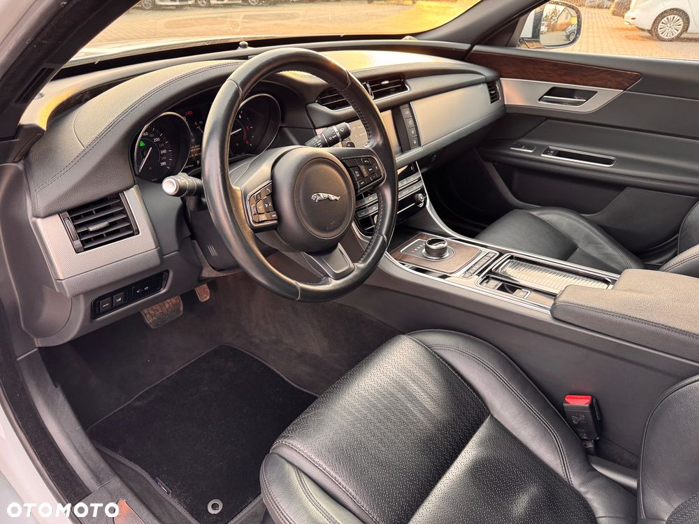 Jaguar XF 20d Prestige - 16