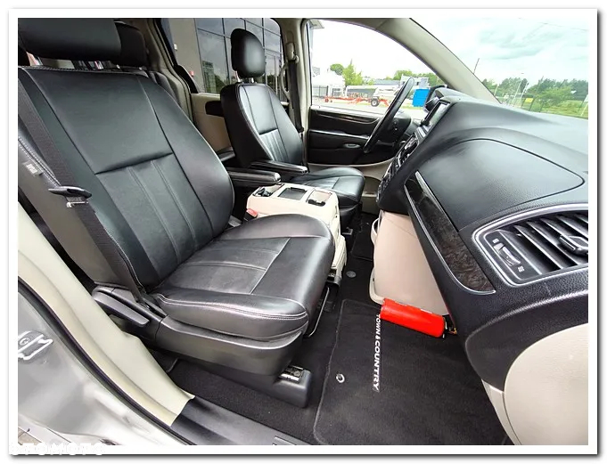 Chrysler Town & Country - 25
