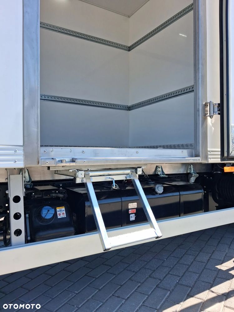 Isuzu M27H kontener z windą - 23