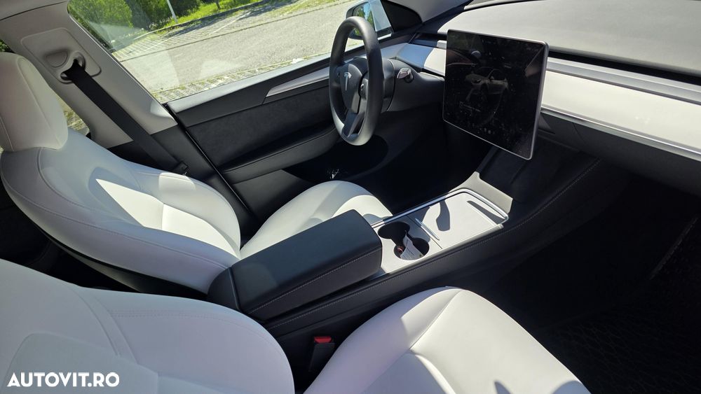 Tesla Model Y - 8