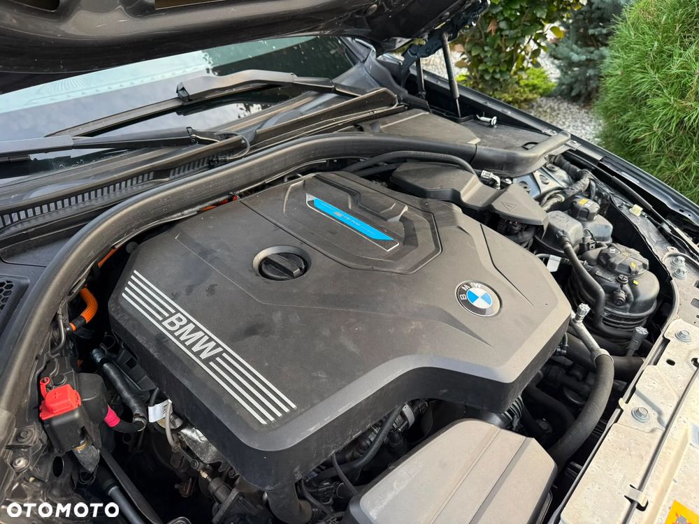 BMW Seria 3 330e xDrive - 38