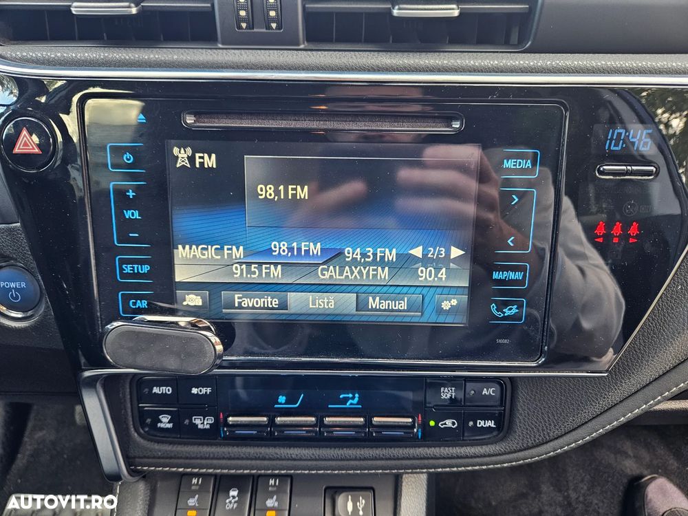 Toyota Auris 1.8 L VVT-i Hybrid Sol - 18